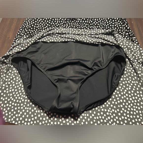 Woman’s Black w/White Polka Dots Trimshaper Bathing Suit Size 22 - Picture 6 of 10